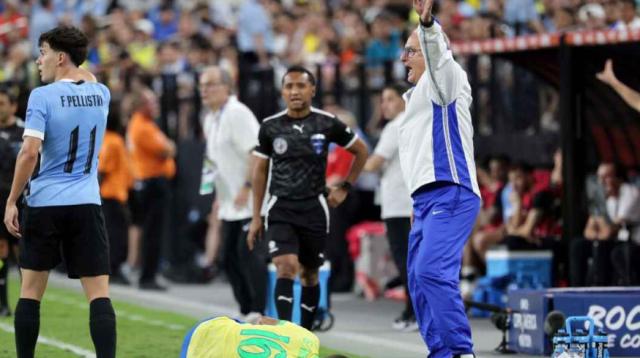 点球大战前 巴西队围一圈 主教练置身圈外 这咋讲